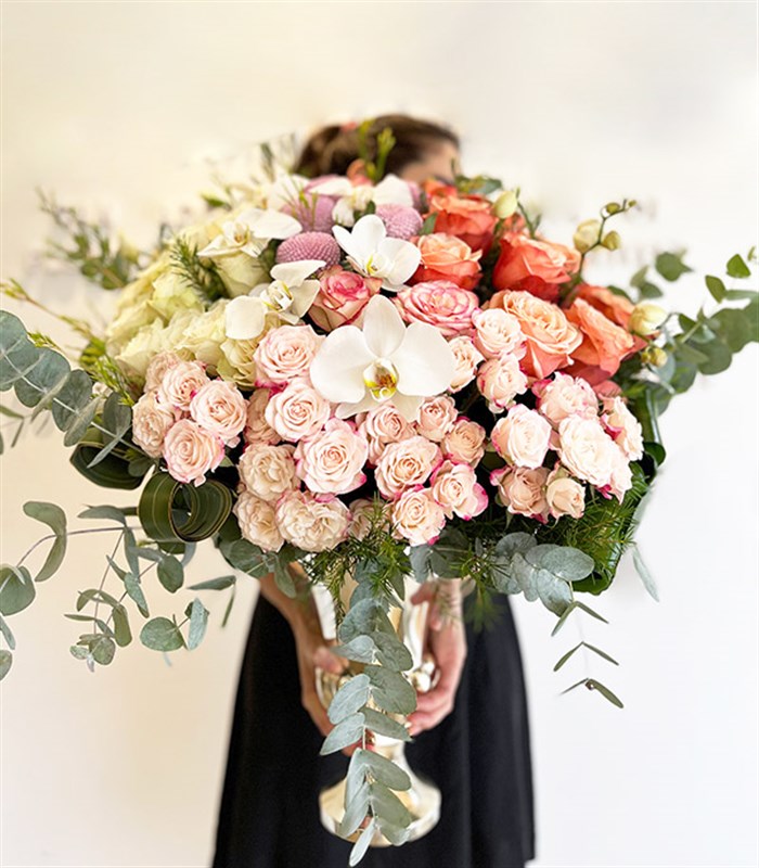 Grand Deluxe Beyaz Somon Gül Vazo Aranjman