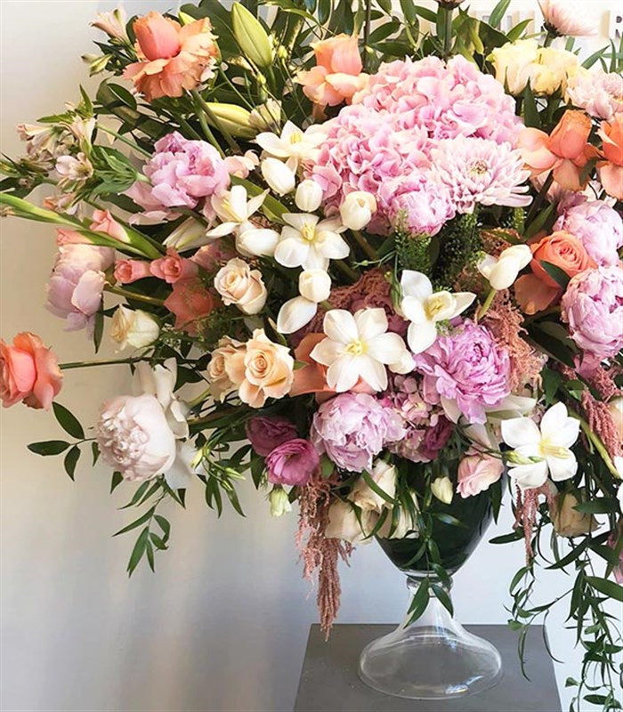 Nora Royal Deluxe Somon Beyaz Pembe Şakayık Vazo Aranjman