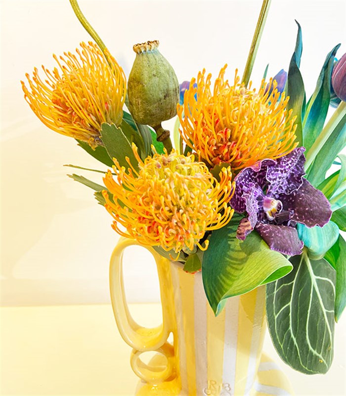 Sarı El İşi Seramik Sürahi Vazoda Lucas Galaksi Laleler