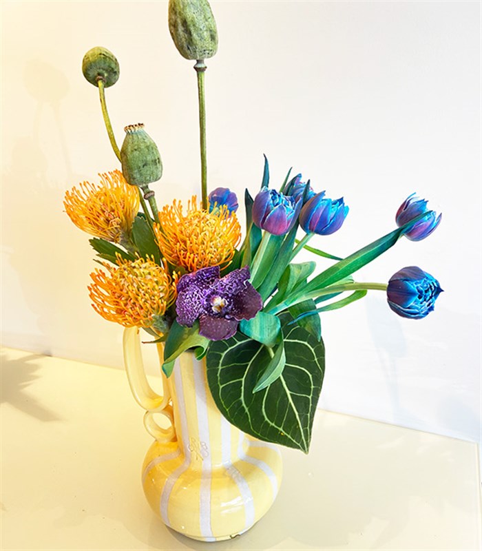 Sarı El İşi Seramik Sürahi Vazoda Lucas Galaksi Laleler