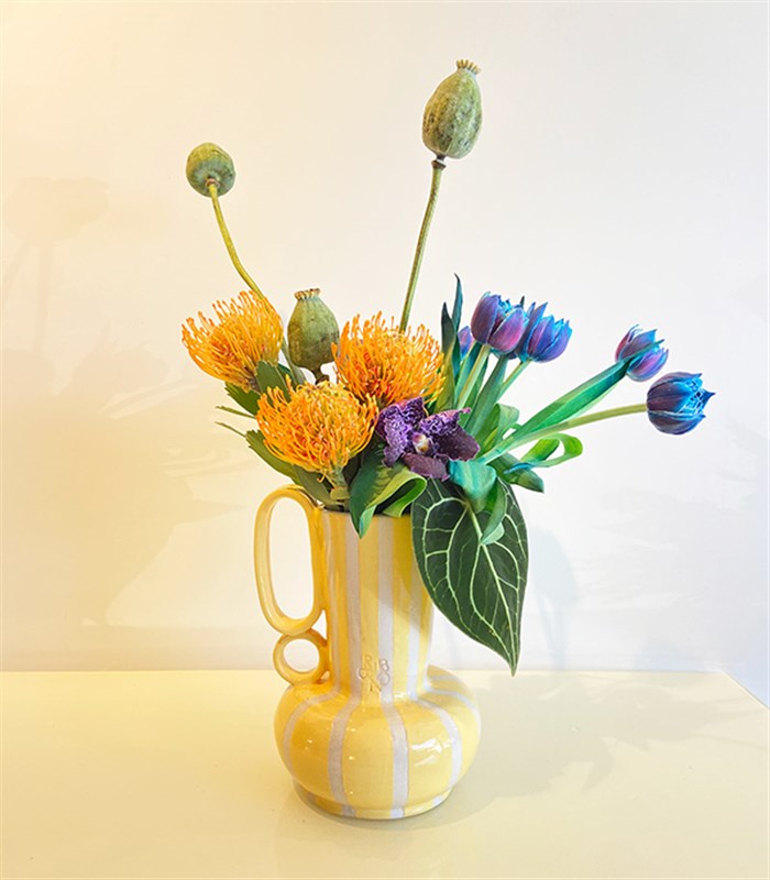 Sarı El İşi Seramik Sürahi Vazoda Lucas Galaksi Laleler