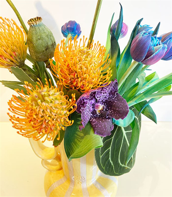 Sarı El İşi Seramik Sürahi Vazoda Lucas Galaksi Laleler