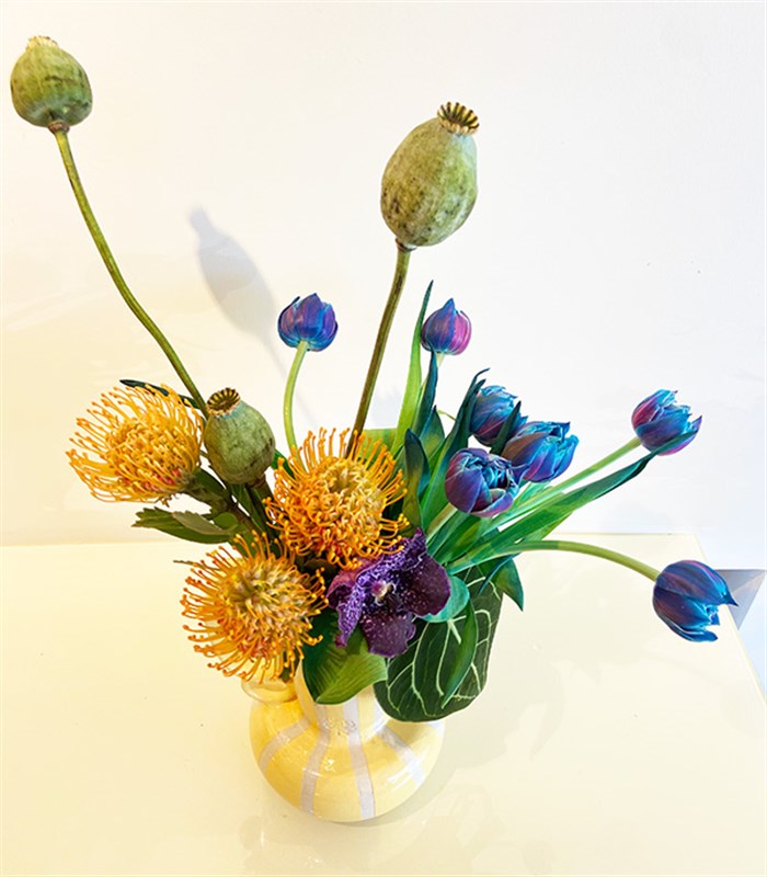 Sarı El İşi Seramik Sürahi Vazoda Lucas Galaksi Laleler