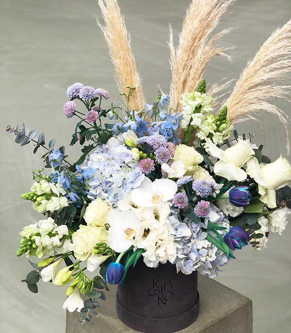 Morgan Gri Kutuda Mavi Ortanca Beyaz Çiçekler