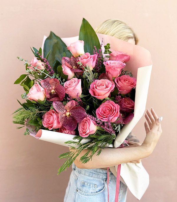 Deluxe Sweet Love Pink Roses Bouquet