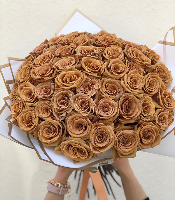 Tofi Caramel 50 Roses Grand Bouquet