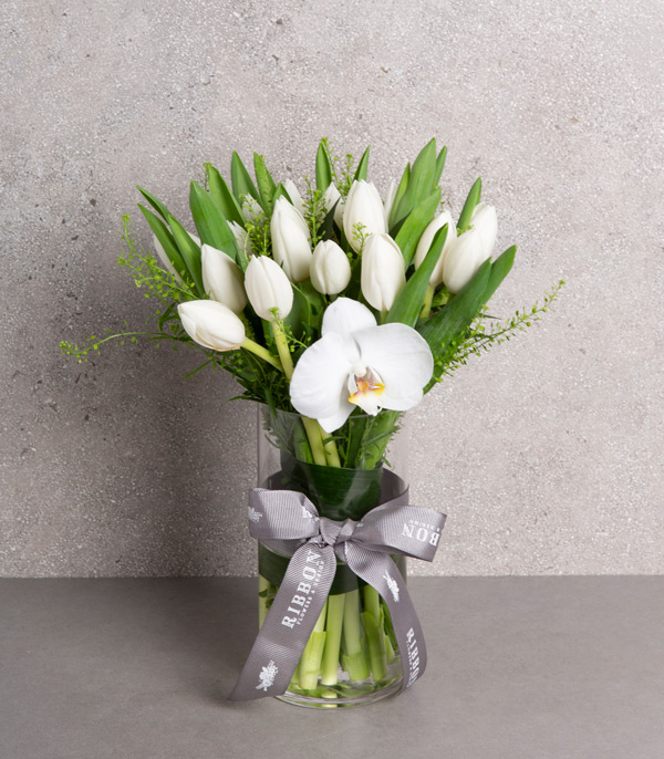15 White tulips in vase