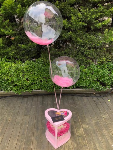 Pembe Kalp Asetat Kutuda Pembe Beyaz Güller ve 2 Adet Tüylü Balon