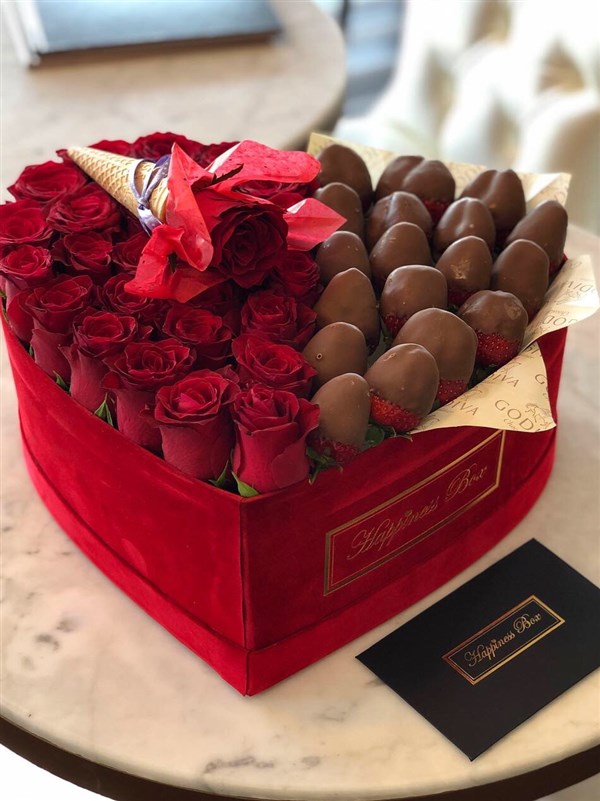 Kırmızı Kalpli Kutuda Godiva Çilek ve Kırmızı Güller