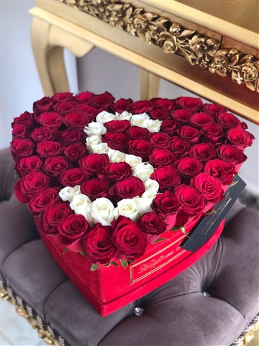 Kırmızı Kalpli Kutuda Kırmızı Güller ve Harf