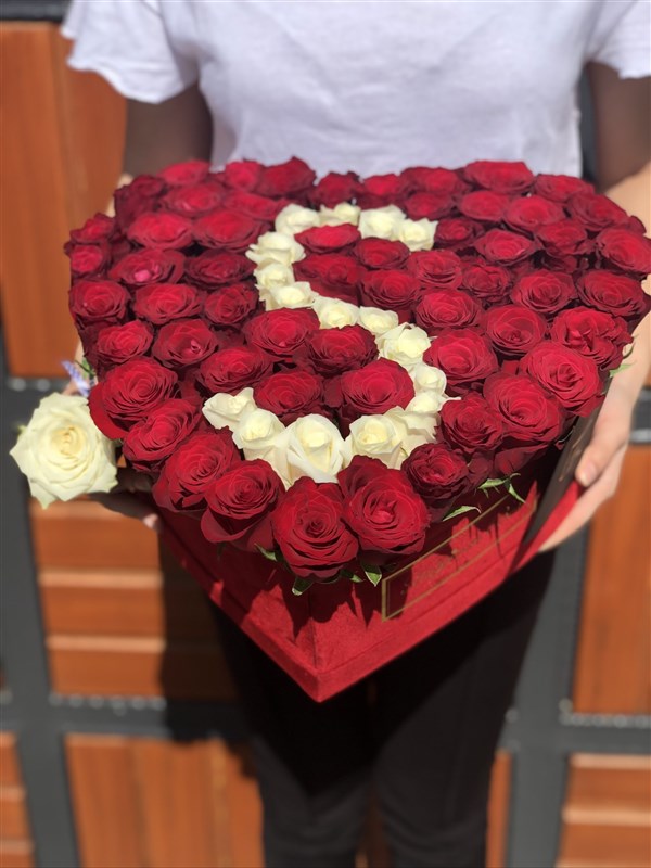 Kırmızı Kalpli Kutuda Kırmızı Güller ve Harf