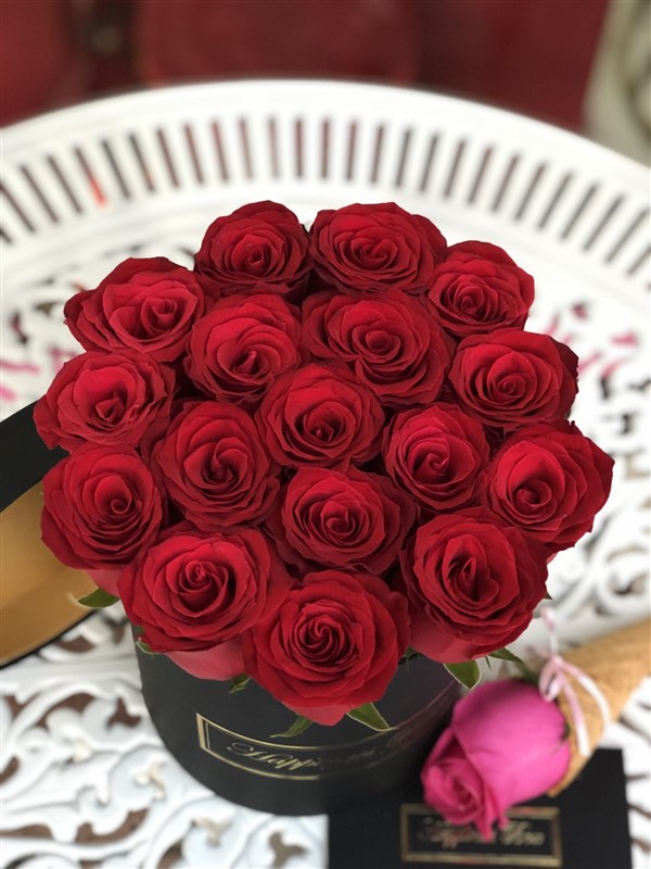 Siyah Küçük Silindir Kutuda Kırmızı Güller