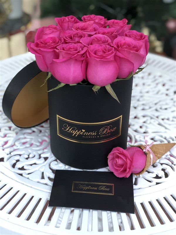 Siyah Küçük Silindir Kutuda Pembe Güller
