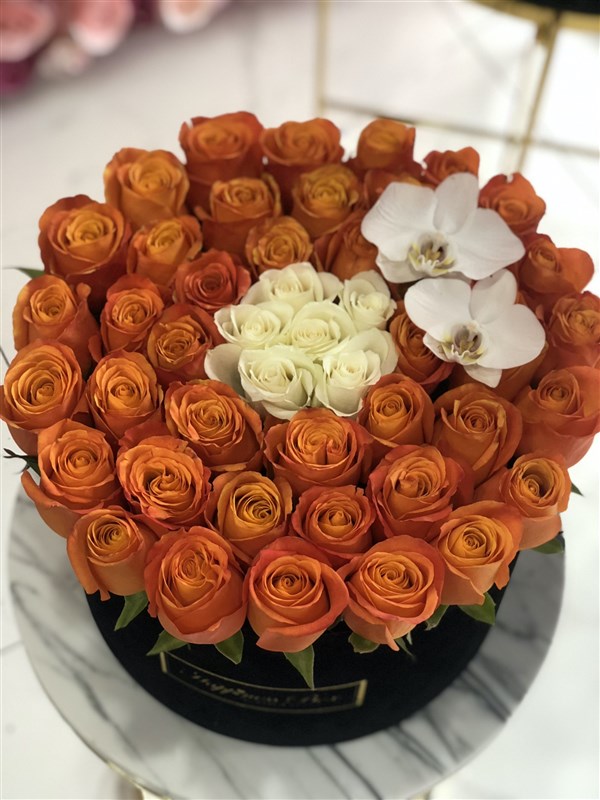 Siyah Mega Kutuda Turuncu Güller