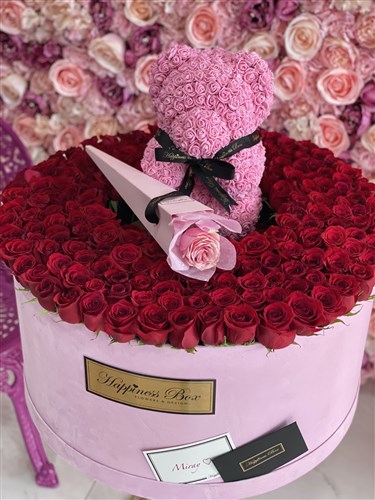 Pembe Dev Kutuda Pembe Güller ve Teddy Bear