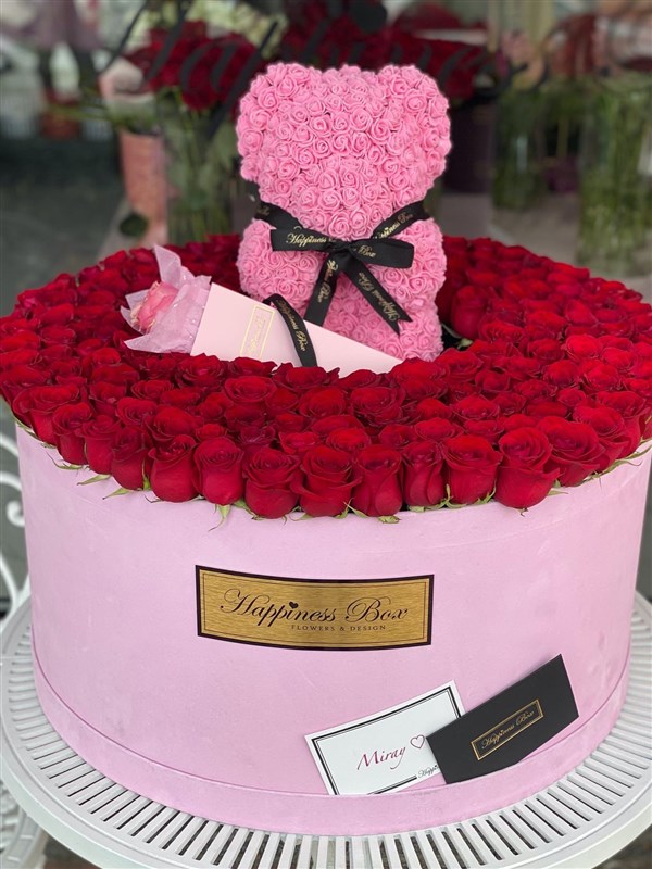 Pembe Dev Kutuda Pembe Güller ve Teddy Bear