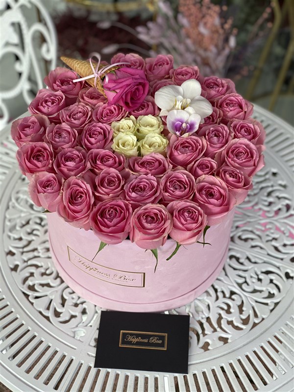 Pembe Mega Kutuda Pembe - Beyaz Güller