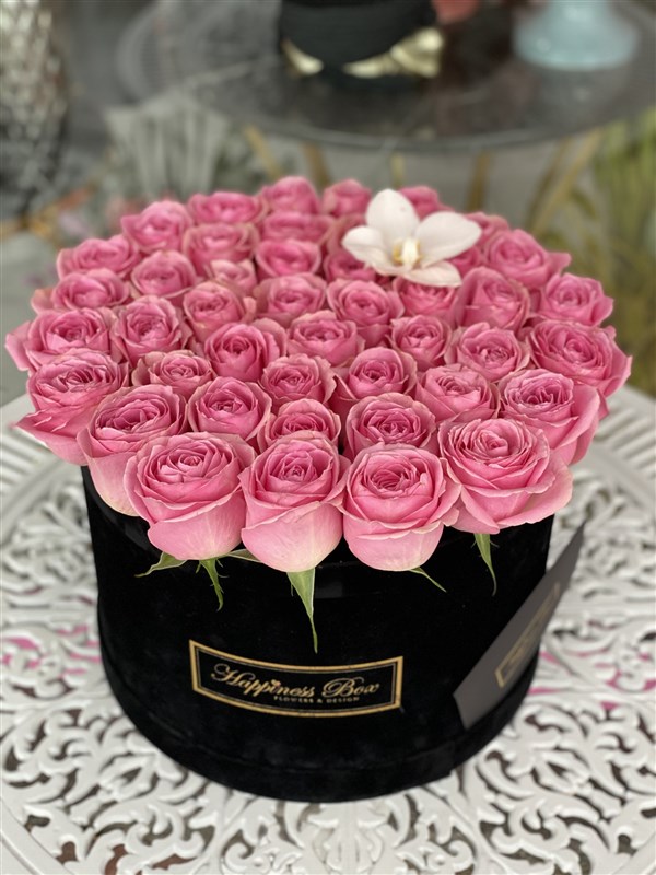 Siyah Mega Kutuda Pembe Güller