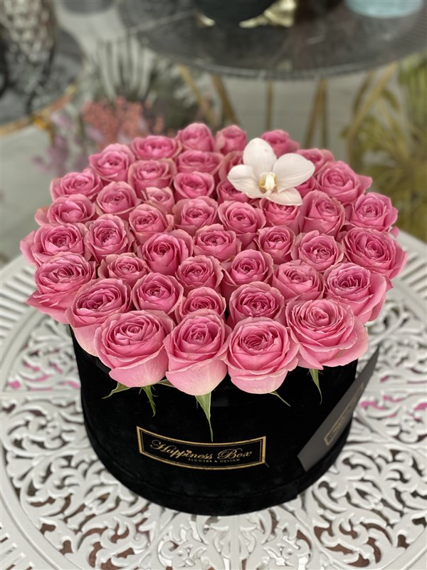 Siyah Mega Kutuda Pembe Güller