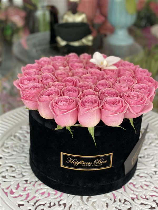 Siyah Mega Kutuda Pembe Güller