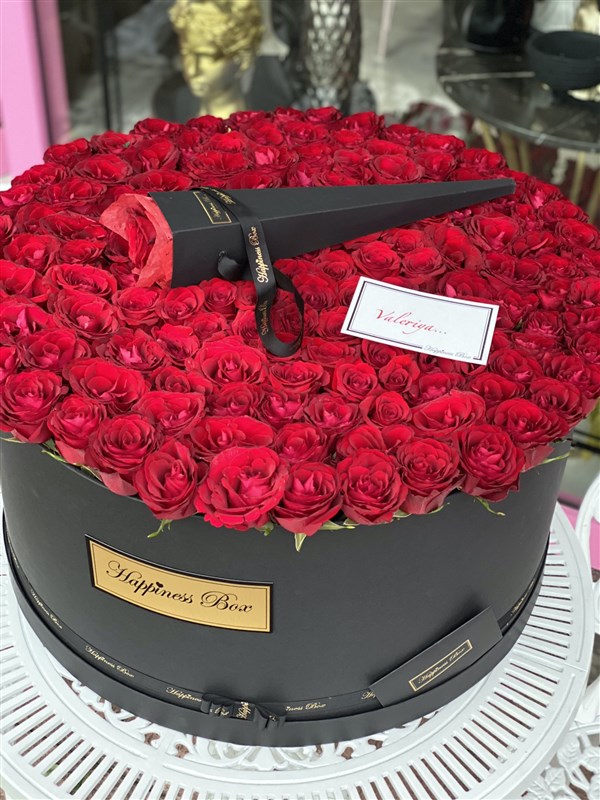 Dev Kutuda Yüzlerce Gül