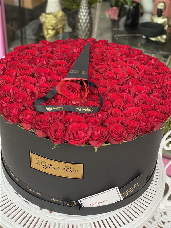 Dev Kutuda Yüzlerce Gül