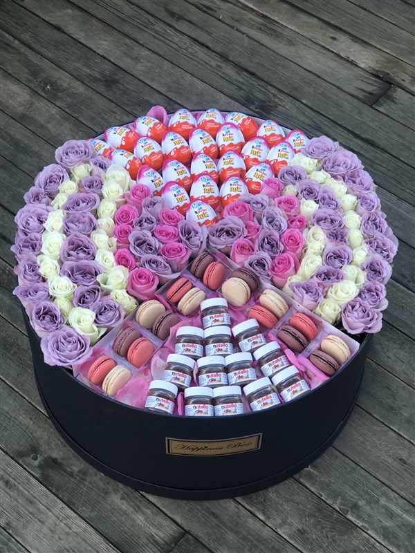 Dev Kutuda Güller ve Çikolatalar