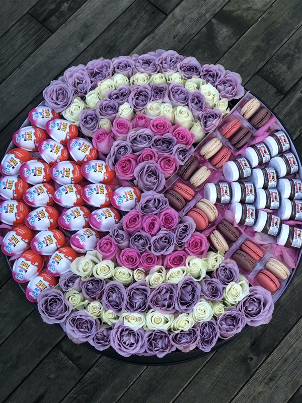 Dev Kutuda Güller ve Çikolatalar