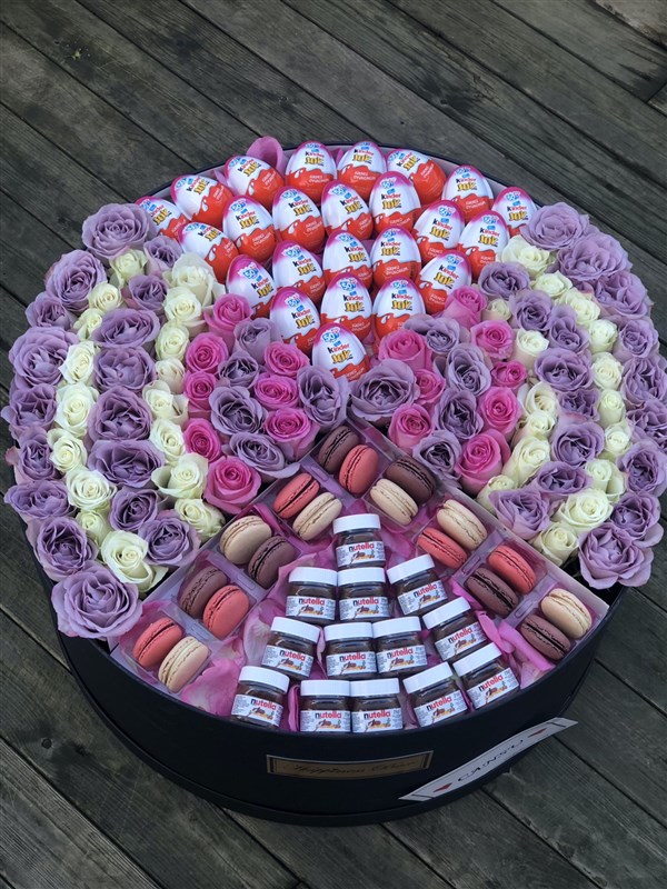 Dev Kutuda Güller ve Çikolatalar