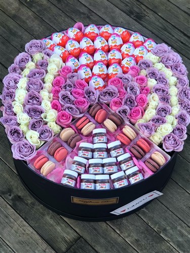 Dev Kutuda Güller ve Çikolatalar