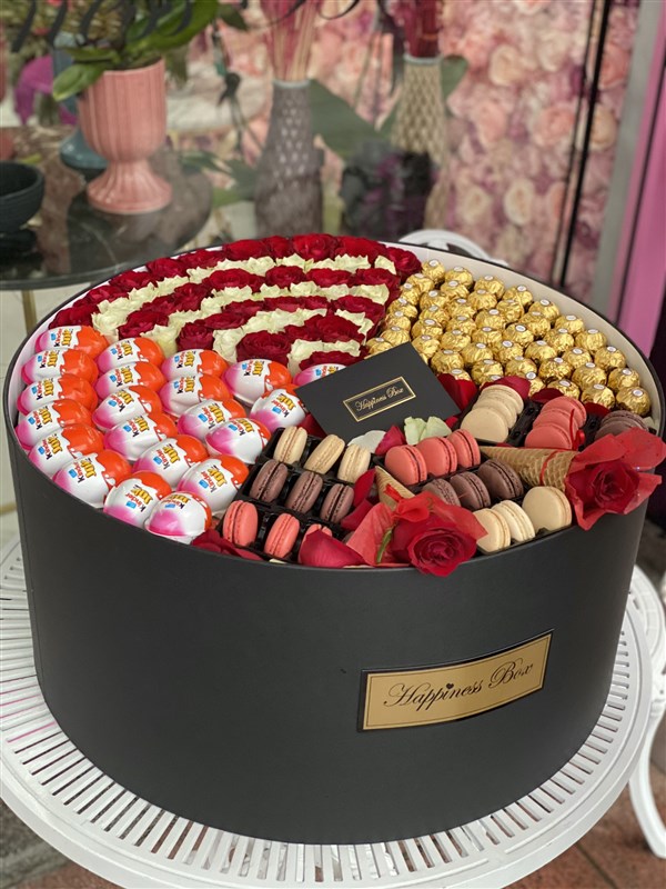 Siyah Dev Kutuda Güller- Çikolatalar ve Macaronlar