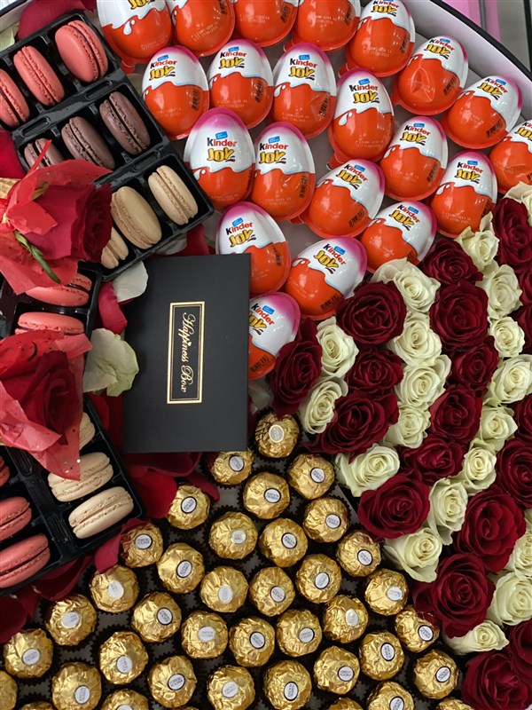 Siyah Dev Kutuda Güller- Çikolatalar ve Macaronlar