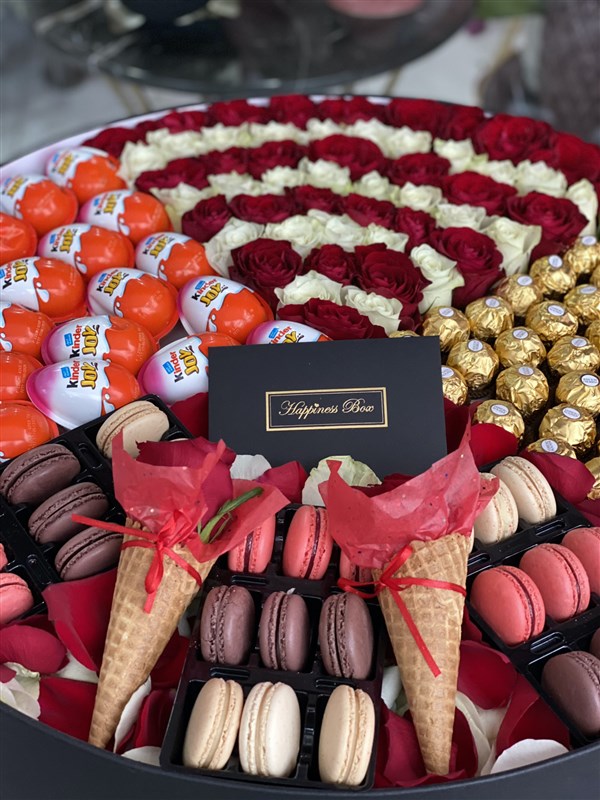 Siyah Dev Kutuda Güller- Çikolatalar ve Macaronlar