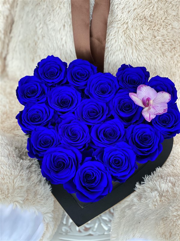 Siyah Kalp Asetat Kutuda Mavi Solmayan Güller