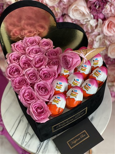 Siyah Büyük Kalpli Kutuda Pembe Güller ve Çikolatalar