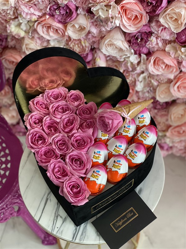 Siyah Büyük Kalpli Kutuda Pembe Güller ve Çikolatalar