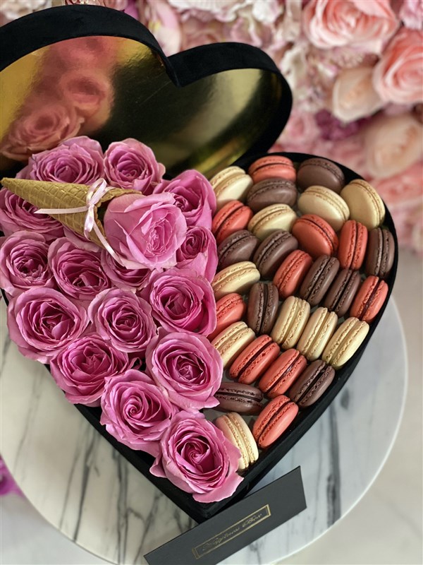 Büyük Siyah Kalpli Kutuda Pembe Güller ve Macaronlar
