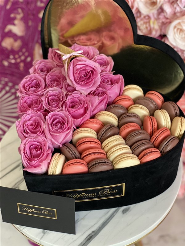 Büyük Siyah Kalpli Kutuda Pembe Güller ve Macaronlar