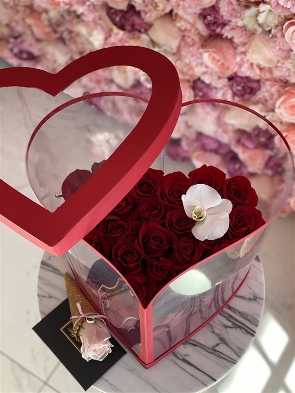 Kırmızı Kalp Asetat Kutuda Kırmızı Güller ve Beyaz Orkide