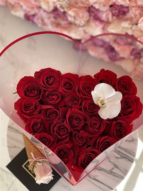 Kırmızı Kalp Asetat Kutuda Kırmızı Güller ve Beyaz Orkide
