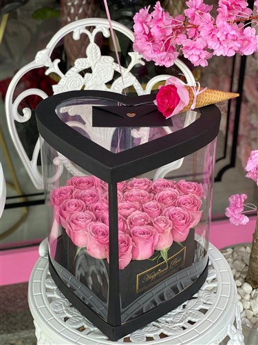 Siyah Kalp Asetat Kutuda Pembe Güller