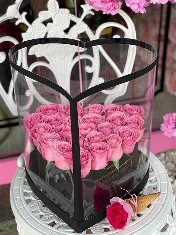 Siyah Kalp Asetat Kutuda Pembe Güller