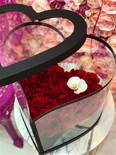 Siyah Kalp Asetat Kutuda Kırmızı Güller