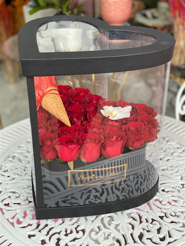 Siyah Kalp Asetat Kutuda Kırmızı Güller