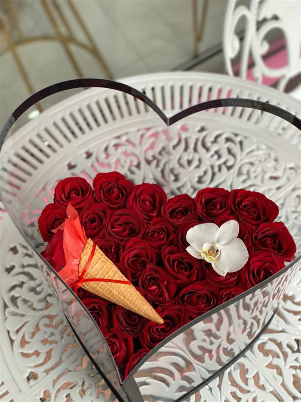 Siyah Kalp Asetat Kutuda Kırmızı Güller