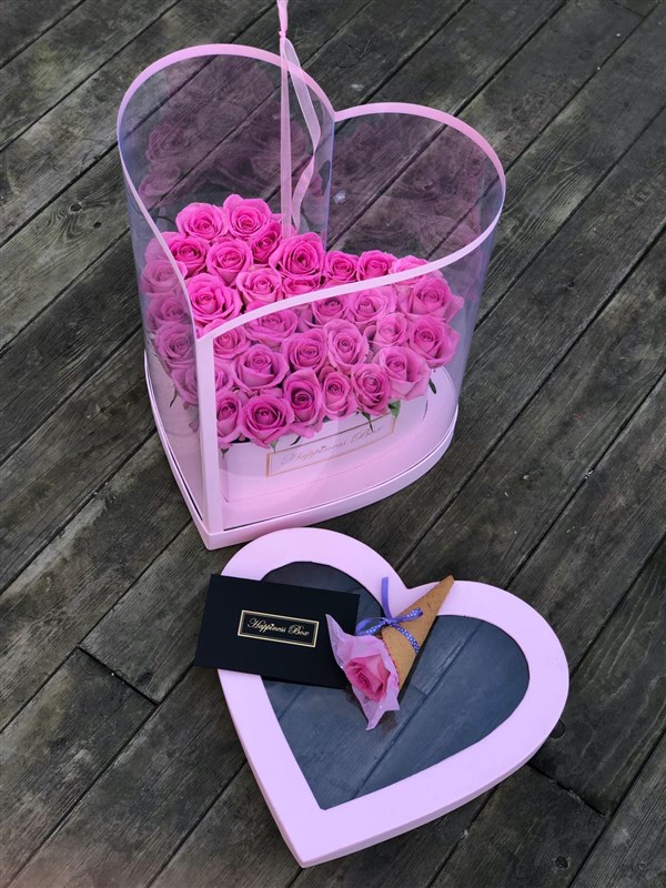 Pembe Kalp Asetat Kutuda Pembe Güller Ve 2 Adet Tüylü Balon