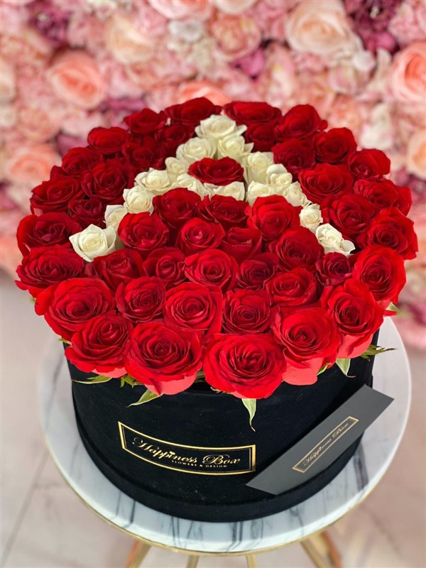 Siyah Mega Kutuda Kırmızı Güller ve Harf