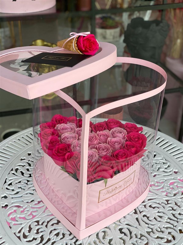 Pembe Kalp Asetat Kutuda Koyu ve Açık Pembe Güller