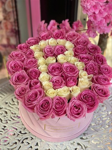 Pembe Mega Kutuda Pembe Güller ve Harf