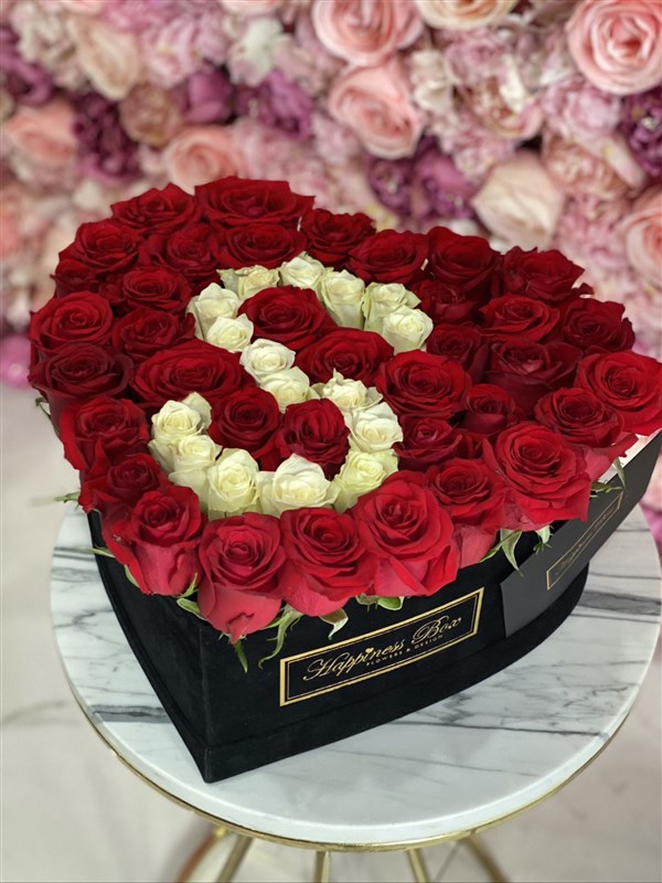 Büyük Kalpli Kutuda Kırmızı Güller ve Harf